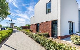 Roosjesweg 2 Luxe studio 400 meter van strand met parkeerplaats